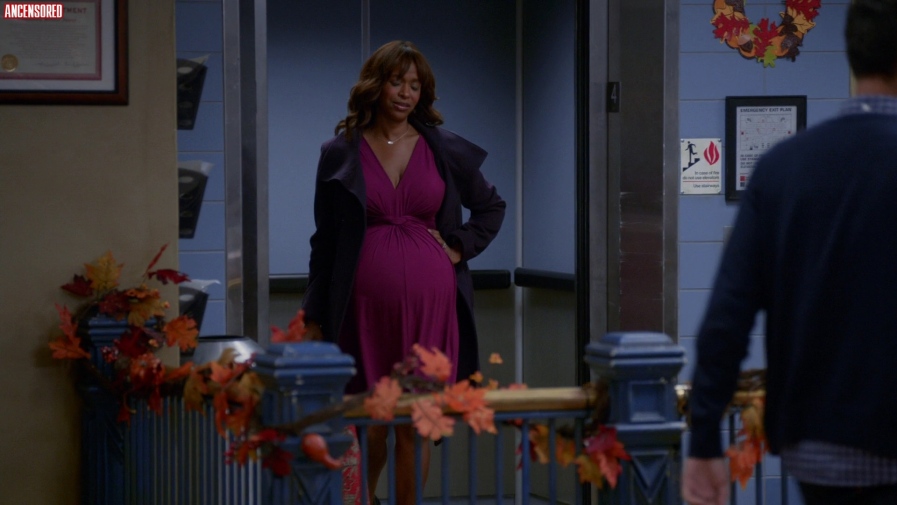 Merrin Dungey in einem Rock 10