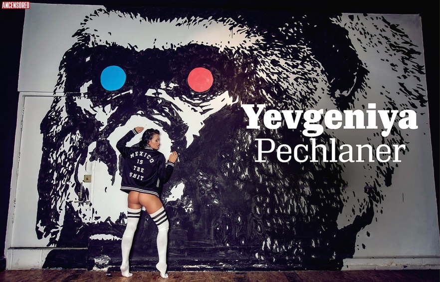 Yevgeniya Pechlaner in Unterwäsche